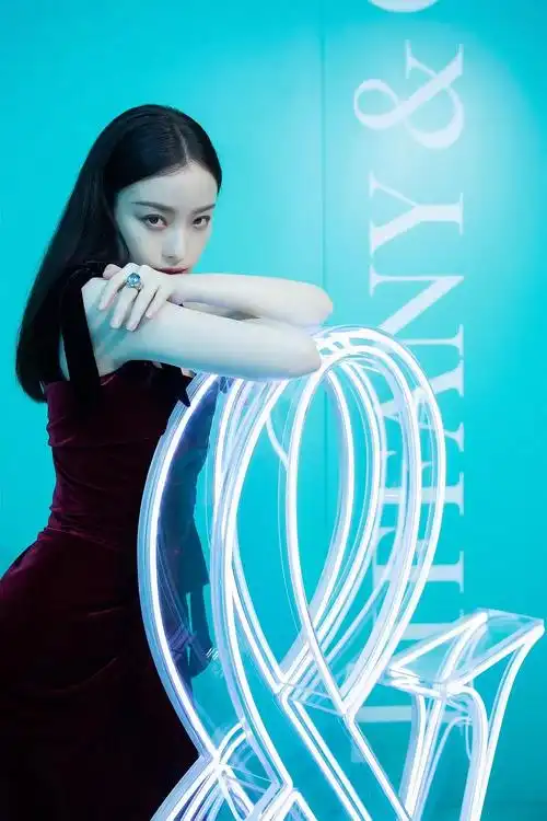 倪妮出席蒂芙尼活动这红色丝绒造型如何?