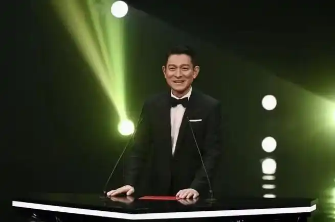 【#刘德华获银紫荆星章#,演艺事业,公益精神获肯定】香港特区政府7月1