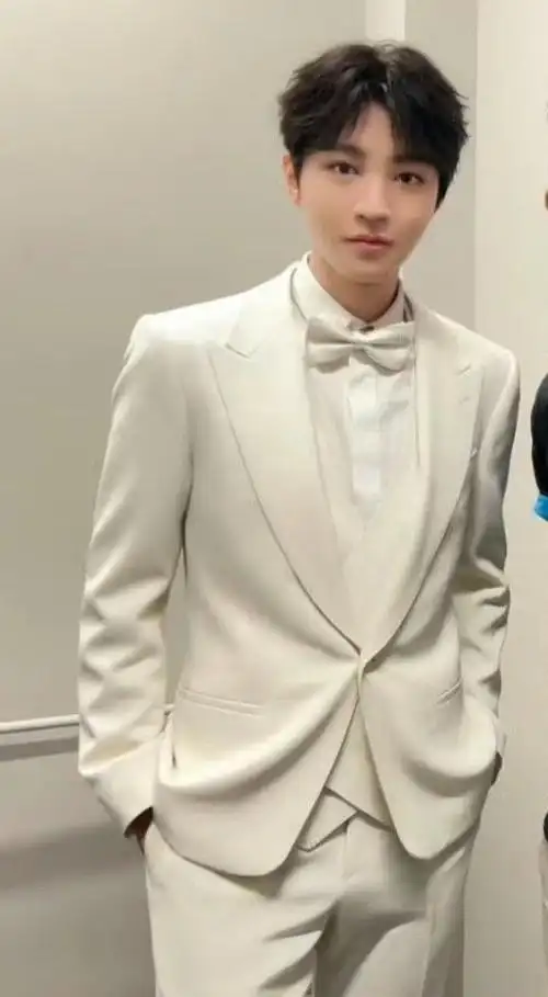 王俊凯白西装合照