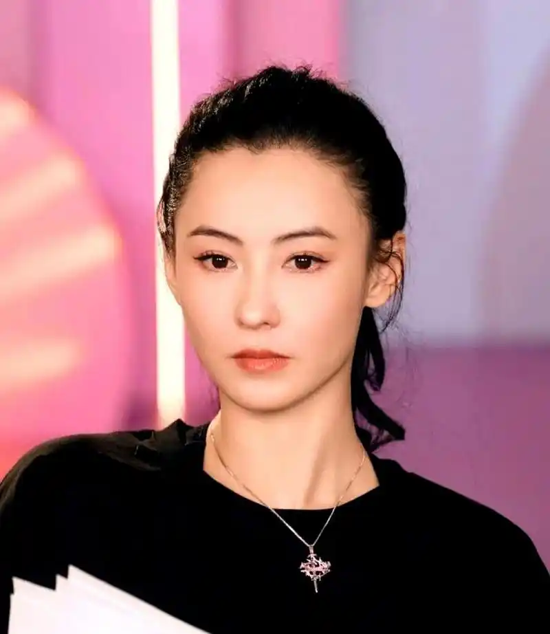 张柏芝表示她从来没有因为脸型而担心发腮这个小问题.