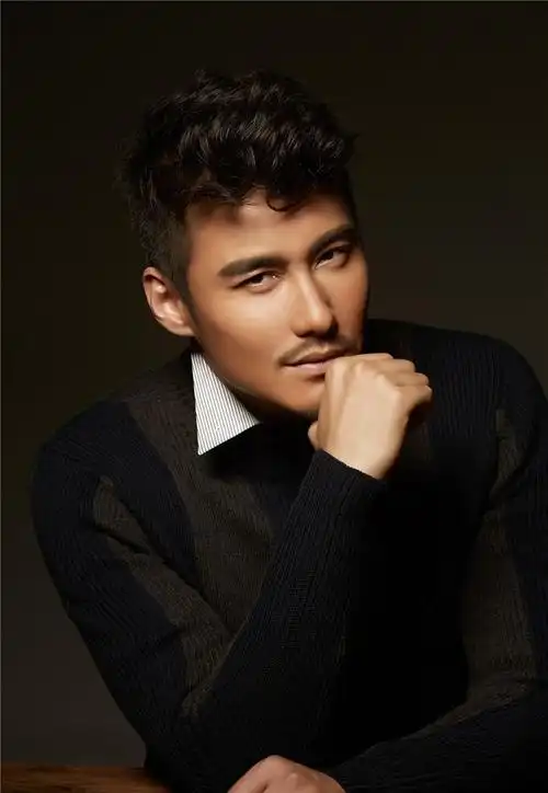 胡兵算是我国的第一代男模了,与瞿颖算是一代的,胡兵有颜值有身材,在