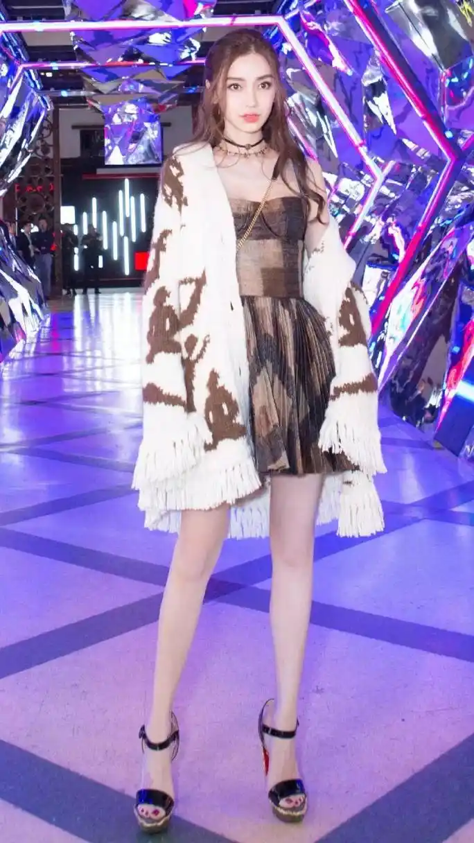 杨颖身材比例太好了,身穿黑金拼接吊带裙高挑纤瘦,精致时髦!