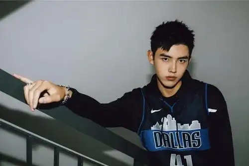 看到陈飞宇的哥哥陈雨昂大家不淡定了,都想当陈飞雨的嫂子