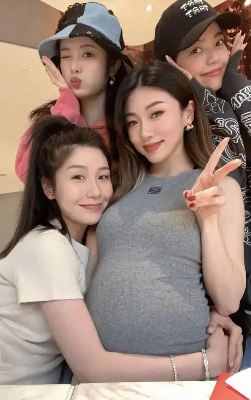 郑恺前任程晓玥做妈妈,嫁了个有钱海归,英文名透露了宝宝的性别