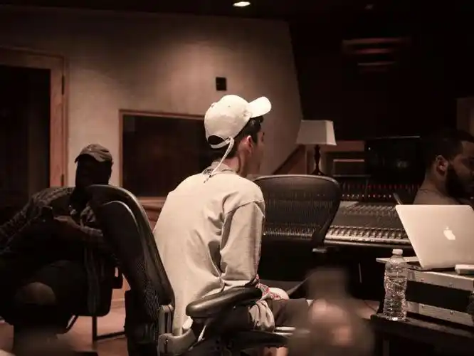 吴亦凡[超话]#|#吴亦凡新歌录音照#全能音乐人吴亦凡在录音棚的贰叁