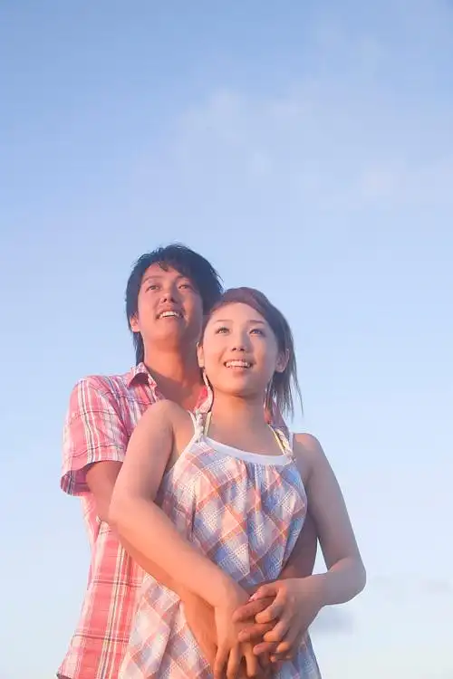 男人从后面拥抱她图片下载