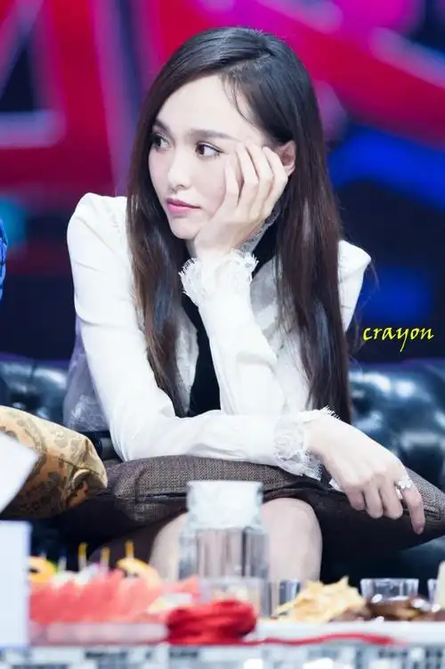 2014唐嫣《快乐大本营》录制_高清图片大全-爱豆app