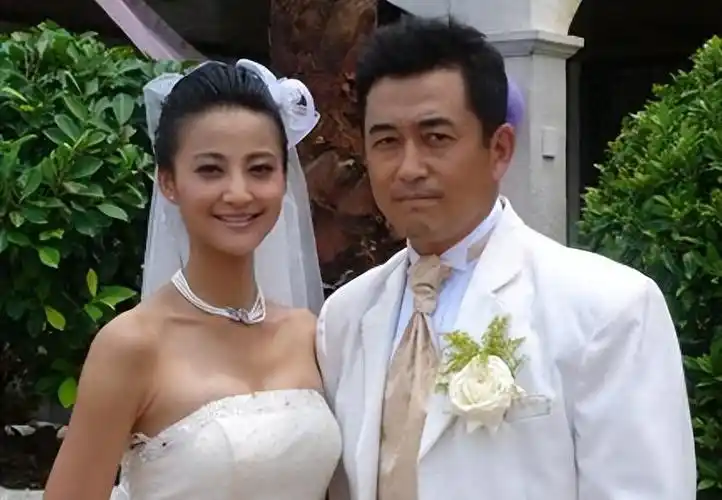 回顾张歆艺与杨树鹏离婚9年她嫁未婚男孩做妈妈他53岁仍单身