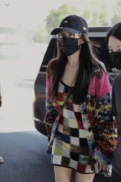 杨幂最新机场照流出,穿吊带短裙秀白皙大长腿,包裹严实眼角带伤