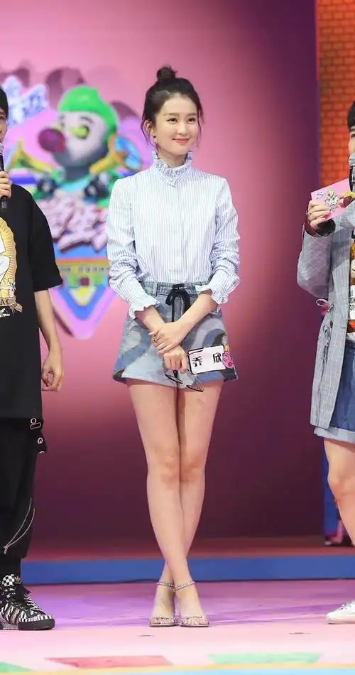 被乔欣美到了穿二分裤出镜腿又长又直又细