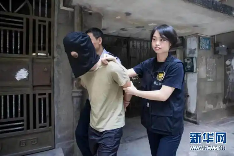 黄丹桂(右)和同事抓捕犯罪嫌疑人.新华网发