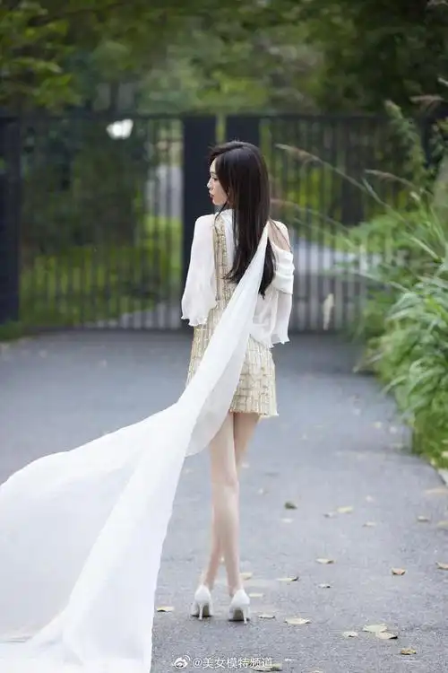 唐嫣清凉写真大片释出肤白腿细莞尔一笑气质佳