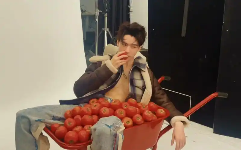 【龚俊】拍摄花絮《时尚cosmo》 | 露腹肌之前多做俯卧撑,线条更明显