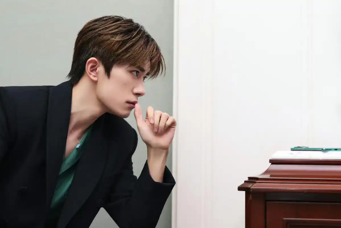 易烊千玺绿色衬衫黑西装造型#.#易烊千玺黑西装侧颜照#  啊啊啊好 !!