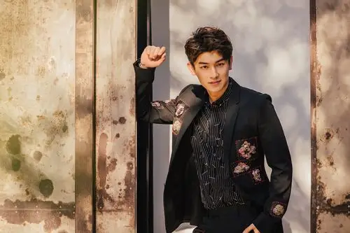 杨旭文曝时尚写真大片 长腿西装尽显绅士风度