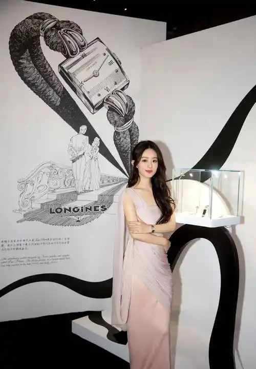 赵丽颖出席仪式,身穿粉色薄纱裙,搭配大卷发,看起来就像一位优雅女神!