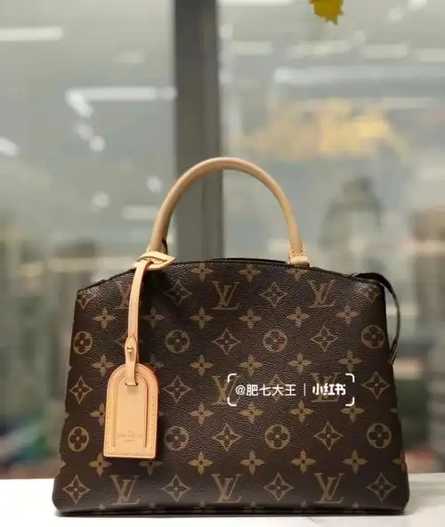 真的是一款20岁背到80岁都不会过时的包,手柄上面绑个丝巾更美,包包