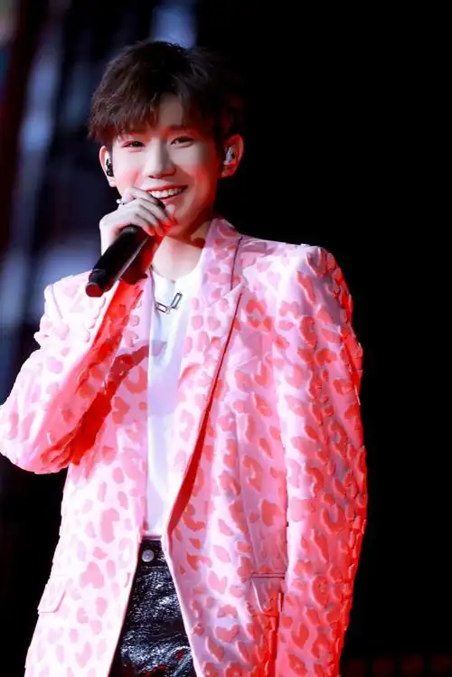 王源开心的唱歌,开心的演戏,自由生活