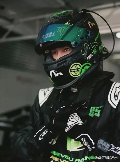王一博参加珠海赛车比赛,85号赛车手限时回归!
