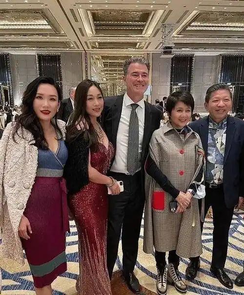 何鸿燊四太梁安琪现身高级晚宴,气色红润状态佳,被两位男士围在中间