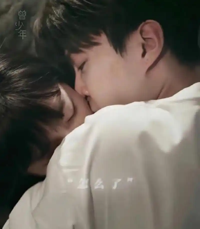 范丞丞和关晓彤的床咚吻戏,虽说范丞丞演了个渣男,但是不得不说真的好