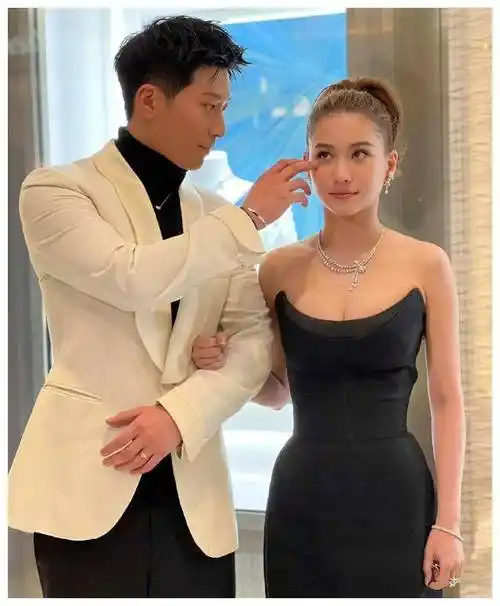 窦骁与何超莲传闻巧妙化解,默契眼神牵引,细节抓得恰到好处_爱情_感情