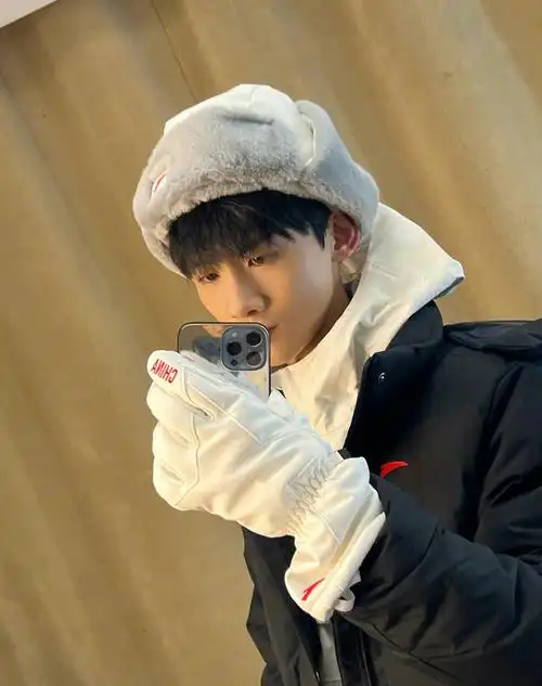 白敬亭晒自拍照#论自拍,男明星里面我只服白敬亭,真的太会穿搭了