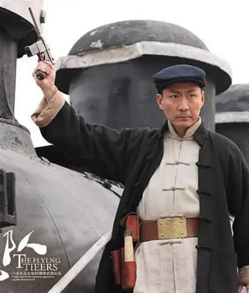 中饰演李元芳,并凭借该剧曾获得年度电视颁奖礼最佳男演员奖