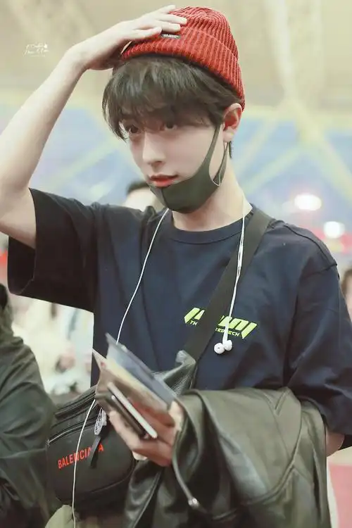 肖战机场私服男友风造型小合集.清爽干净的休闲穿搭