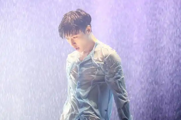 张艺兴舞台遇服装事故 裸身热舞狂撩妹(图)