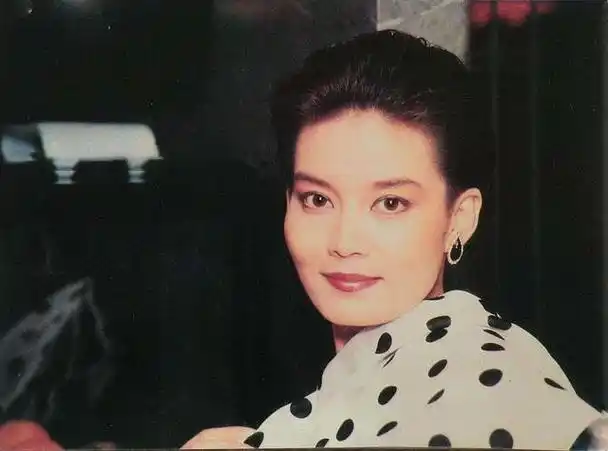 长相酷似刘雪华的潘虹,演杜十娘成名,10岁丧父,63岁皈依佛门