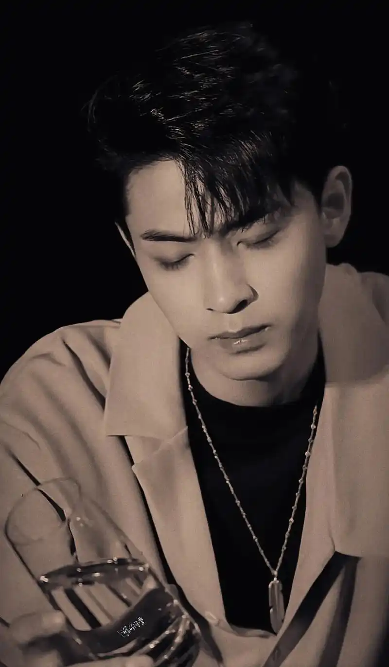 秦霄贤 很喜欢复古风!  #分享我的宝藏男孩 #2 - 抖音