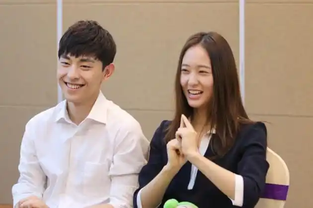 郑秀晶邓伦合影