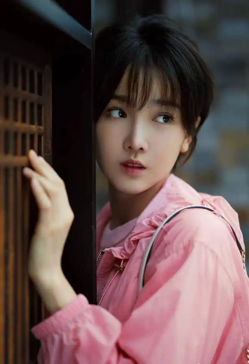 拿双料冠军的陈小纭,短发竟然这么甜?