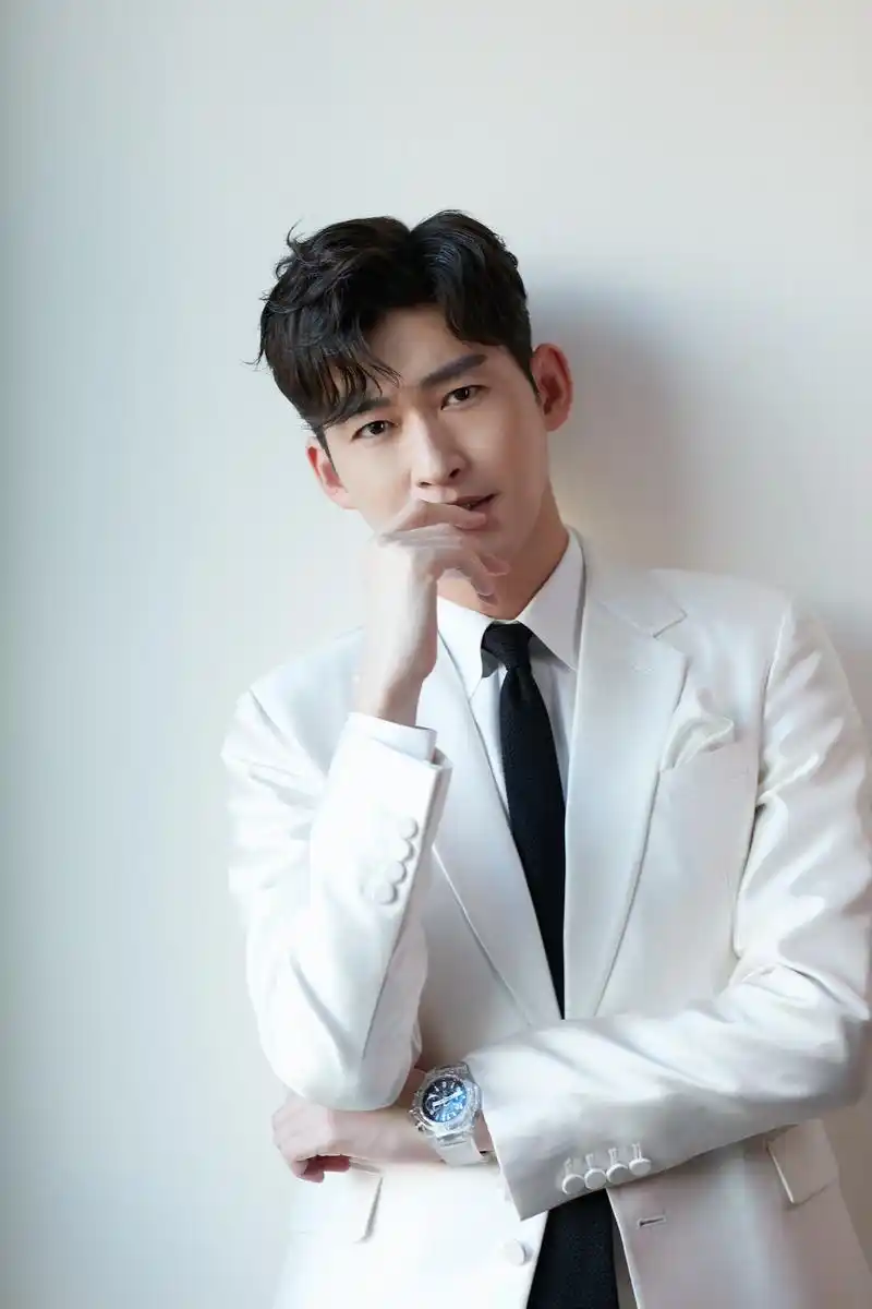 张翰受邀出席《国剧盛典》,红毯之上,白衣素雅,赤忱之心,共赴盛会