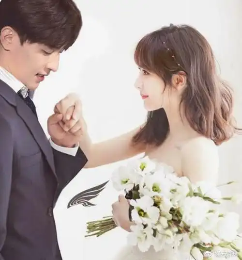 邓伦杨紫的甜蜜合照 你们觉得这对配不配呢