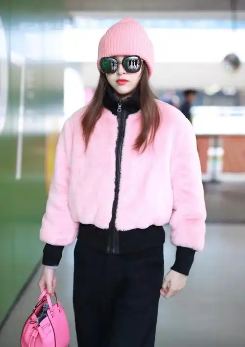 唐嫣粉嫩装走机场,粉色毛绒外套搭配粉色线帽,婚后更少女了