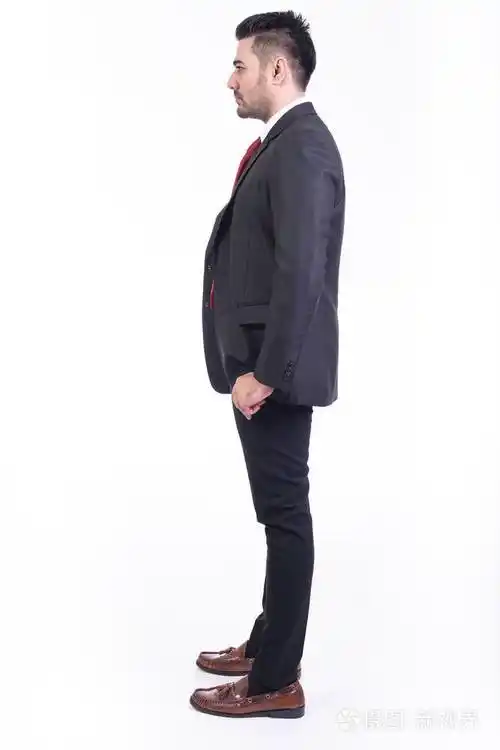 英俊的年轻印度商人在西装肖像, 手在口袋里看.全长侧面拍摄