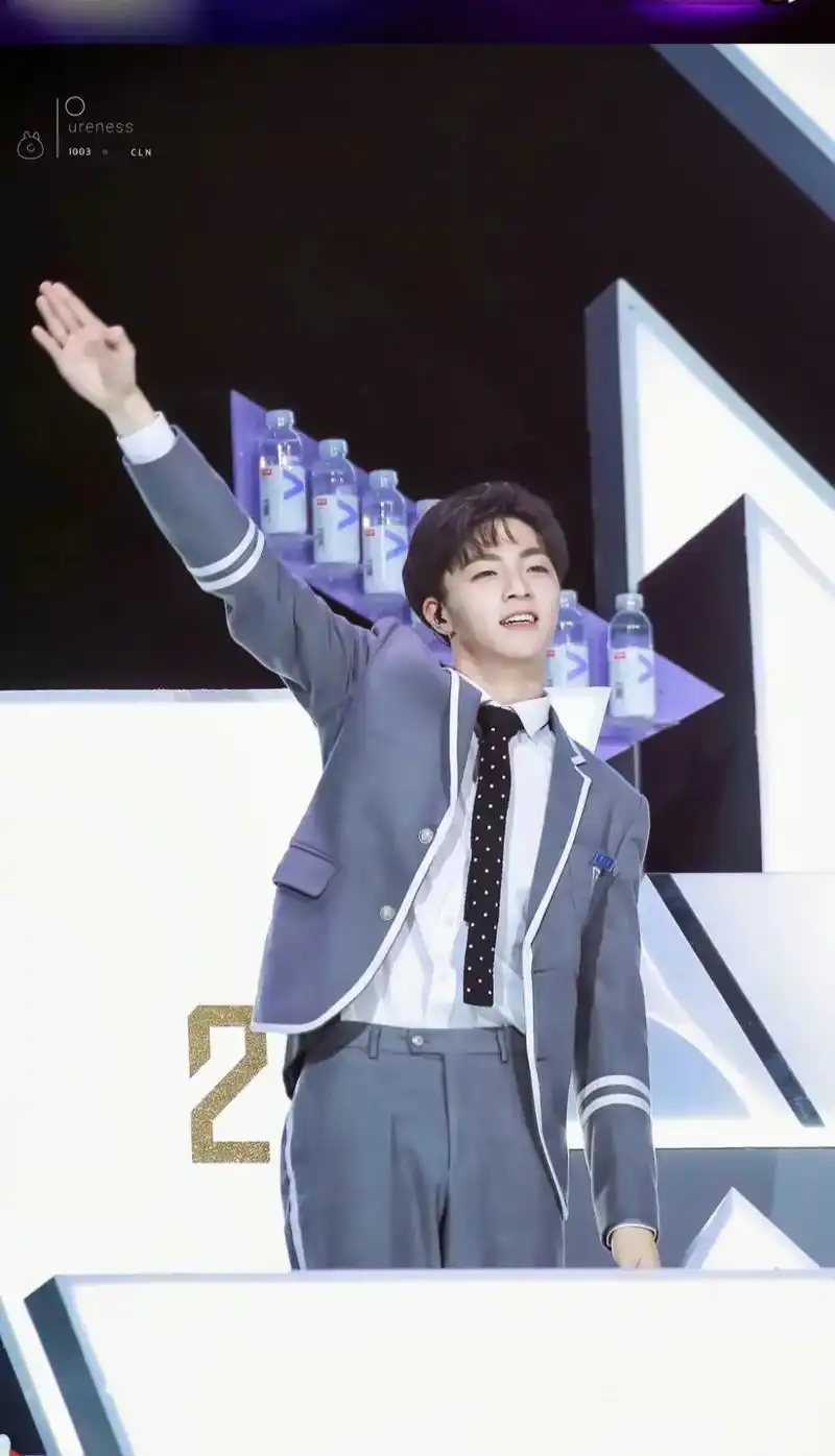 陈立农 17岁的超级農農来内地参加偶练从那个洞口一出来   - 抖音