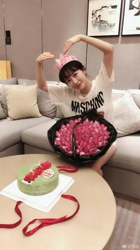 组图:李念过生日做笑脸荷包蛋 收大份花束双手比心