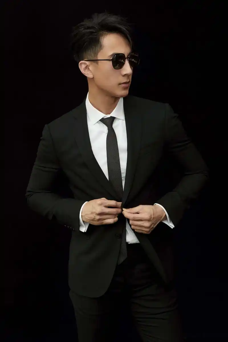 今日吴尊身穿一身纯黑色西服搭配白衬衫,亮相时尚先生盛典演绎永恒