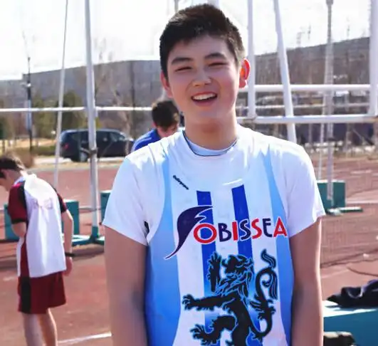 照片中的18岁陈雨昂,同朋友聚餐和出游,笑容阳光灿烂.