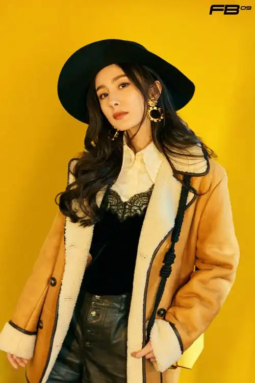 杨幂身着姜黄色皮质外套,内里的羊羔毛点亮暖意融融的冬季.