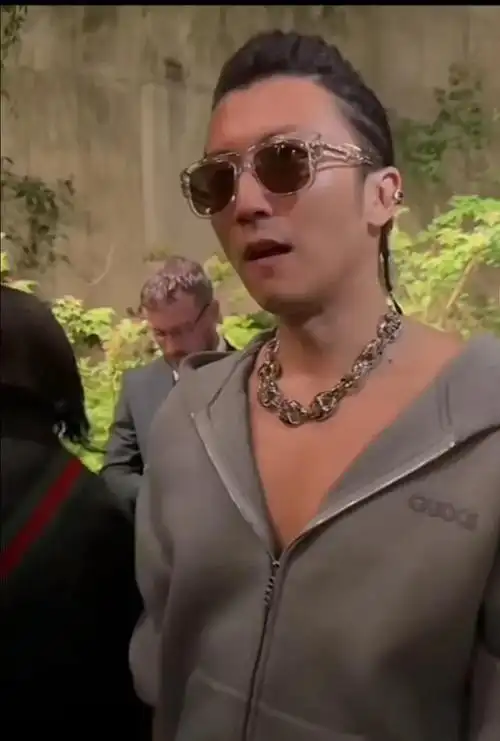 谢霆锋伦敦看秀,打扮时尚,帅气似谢贤,造型也如出一辙!