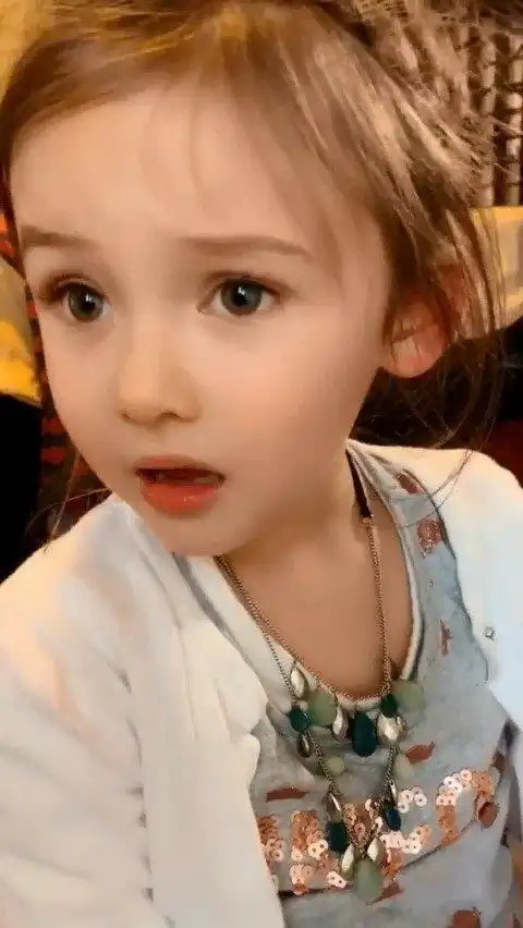 中美混血的小姑娘,长的太可爱了!