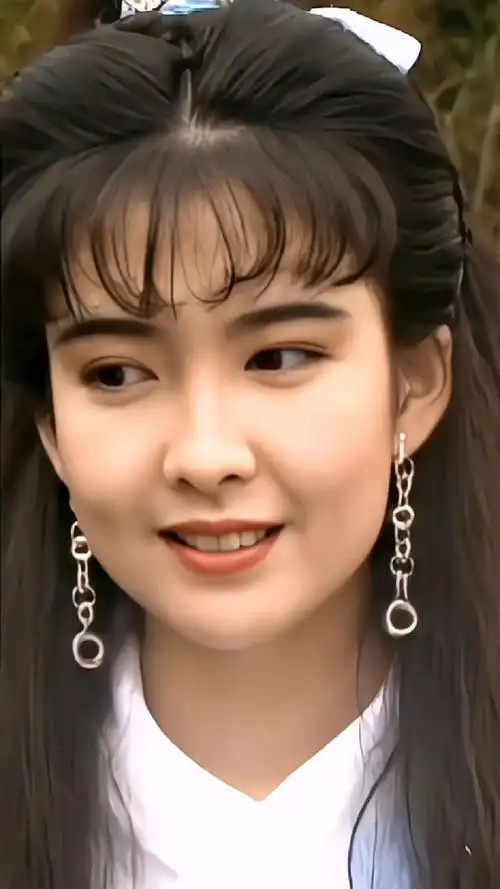 香江美女周慧敏年轻时清纯干净的长相配上这柔弱气质谁受的了呀