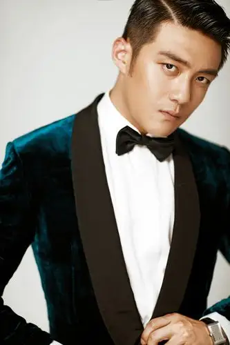 李泽锋写真大片曝光 雅痞不羁展别样风度