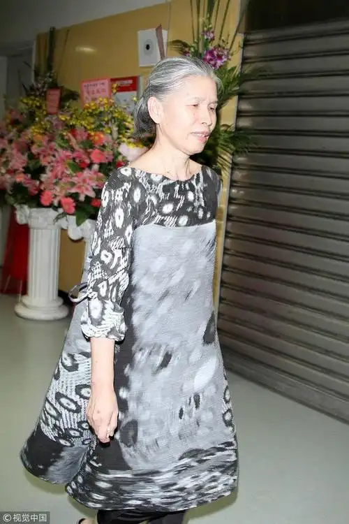 周董妈叶惠美品味惊艳巴黎 64岁穿日货「潮」胜昆凌甜美风