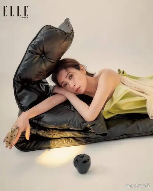 49岁贾静雯完全放开,穿印花吊带上衣仰卧铁皮船上,身材优美苗条