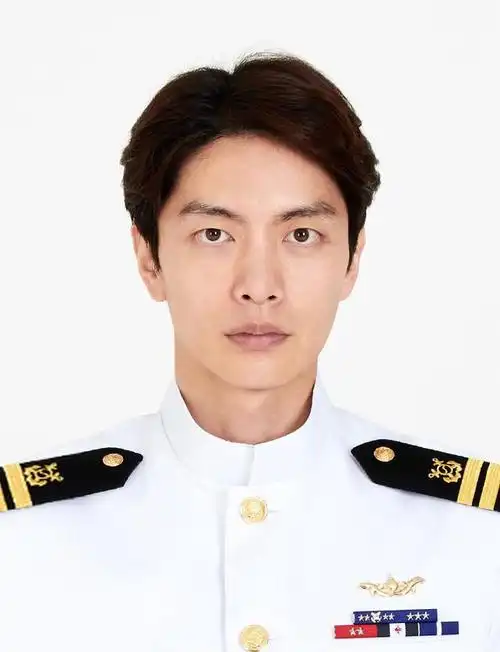 李钟硕,车银优,李民基制服造型证件照,全员身穿白色的军装,帅气逼人!